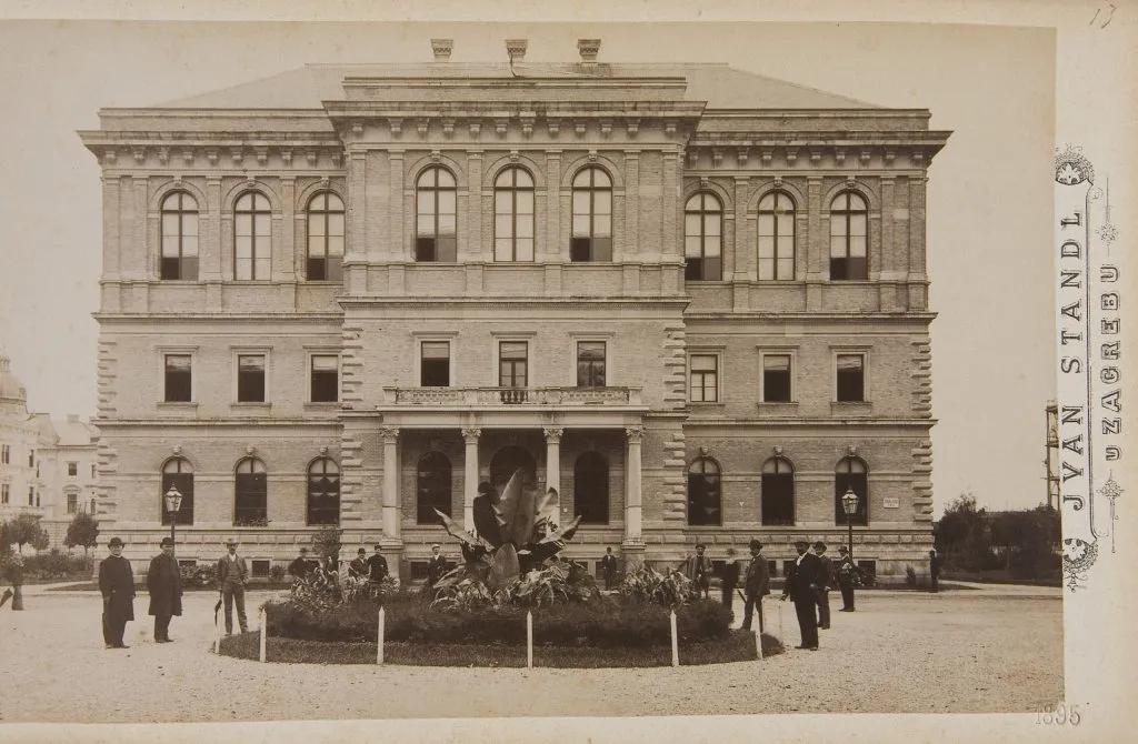 Restauracija pročelja Hrvatske akademije znanosti i umjetnosti - čišćenje kamene plastike i rekonstrukcija vijenaca